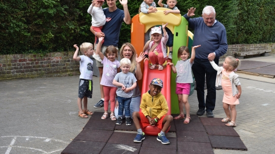 Kabouters-burgemeester 3 burgemeesters tussen de kleine kinderen op een speelplaats
