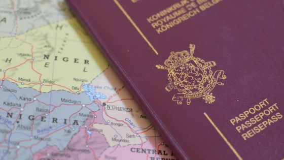 Een Belgisch paspoort op de wereldkaart ligt
