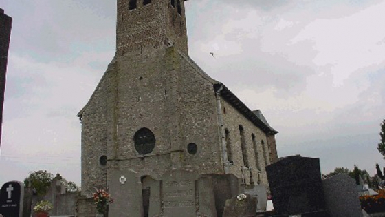 Foto Sint-Jan-Baptistkerk van Helkijn tussen de graven van het kerkhof